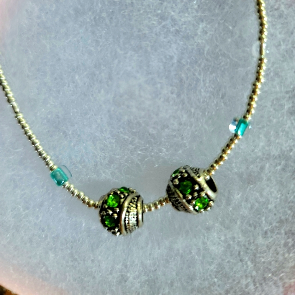 FLOATING CHARM TRENDY SEED BEAD 1 SIZE BRACELET